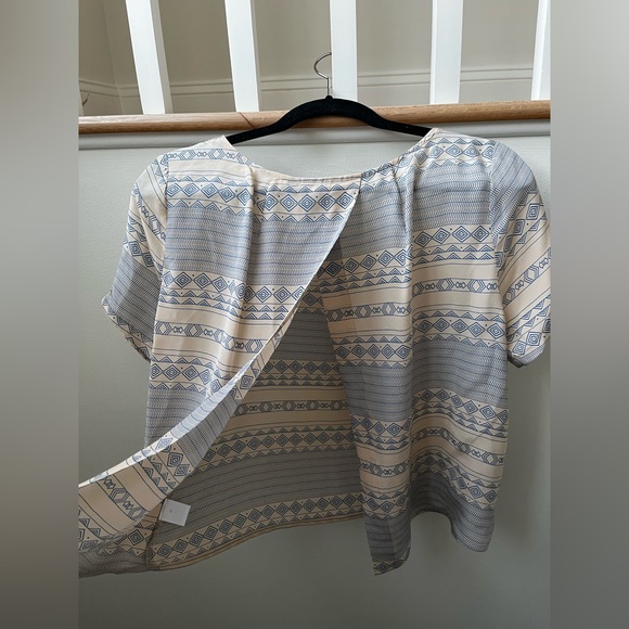 LAILA & SAVANNAH 100% Silk Flyaway Back Blouse - Picture 2 of 6